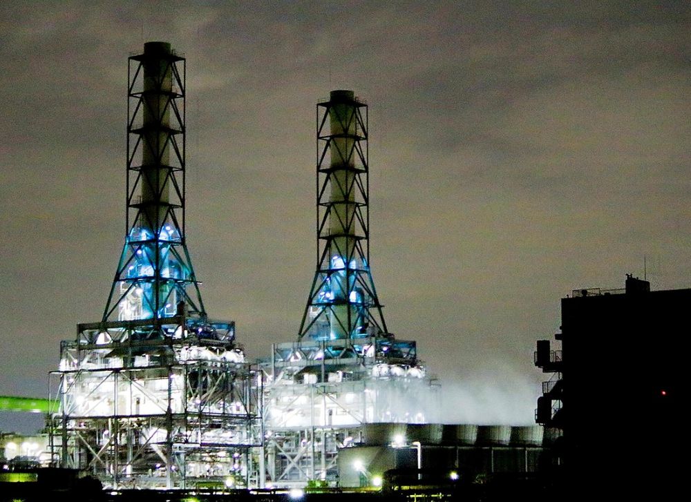 A private guide will take you to the night view of Kawasaki factories by private car!