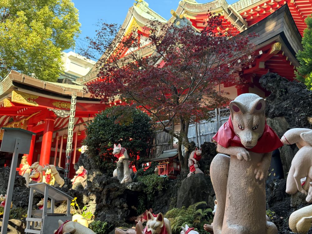 The foxes of Keihin Fushimi Inari Shrine where you can meet unique fox statues!